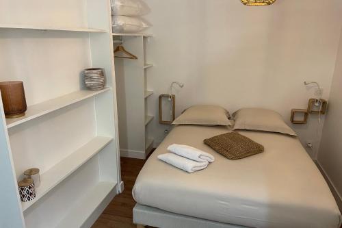Posteľ alebo postele v izbe v ubytovaní LE POULORIO LOFT Studio RDC ByLocly
