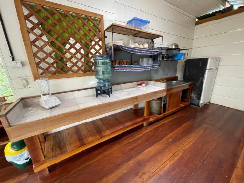 uma cozinha com um banco de madeira num quarto em Finca Tatin Hotel em Lámpara