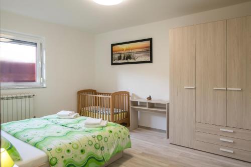 En eller flere senge i et værelse på VIP Apartment Kavo