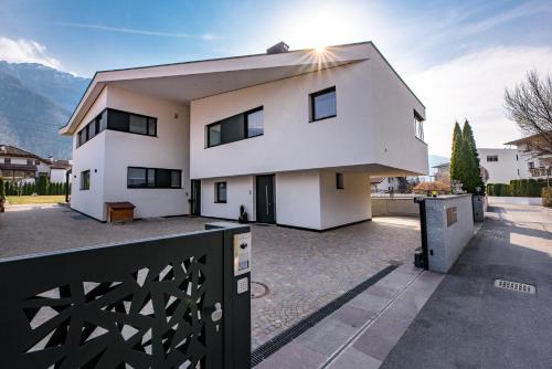 a white house with a fence in front of it at Gästesuite Jasmin in Laces