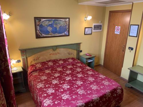 a bedroom with a bed with a red blanket at HOTEL RISTORANTE ANTICO GUERRIERO in Cadoneghe