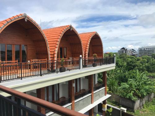 a building with three arches on a balcony at 21REDA Cozy Stay in Uluwatu