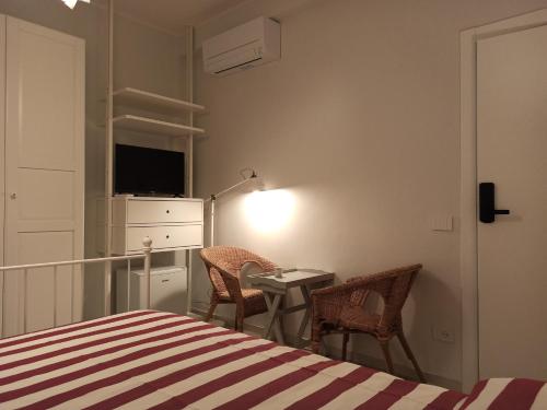 奇維塔諾瓦的住宿－Colleoni 19，卧室配有一张床和一张桌子及椅子