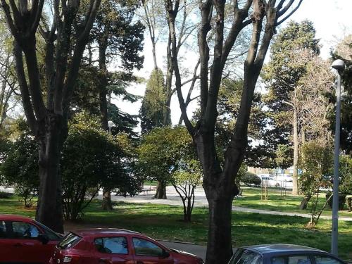 un grupo de coches estacionados en un parque con árboles en Lovely apartment in the city center en Pula