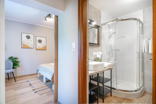 a bathroom with a shower and a sink at Dom Góreckich in Kazimierz Dolny