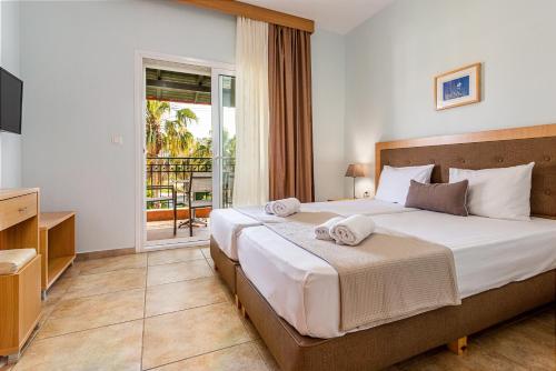 Postel nebo postele na pokoji v ubytování Aloni Hotel Pefkochori