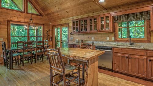 a kitchen with a table and chairs in a cabin at Aska Retreat in Blue Ridge