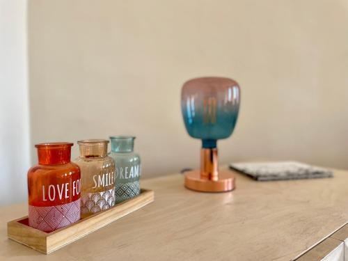une table avec deux vases et une lampe sur elle dans l'établissement NOCNOC - L'Olympe, à Marseille