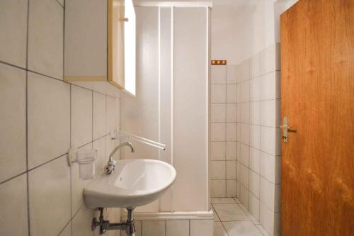 ein Badezimmer mit einem weißen Waschbecken und einer Dusche in der Unterkunft Studio in Stinjan/Istrien 17366 in Štinjan