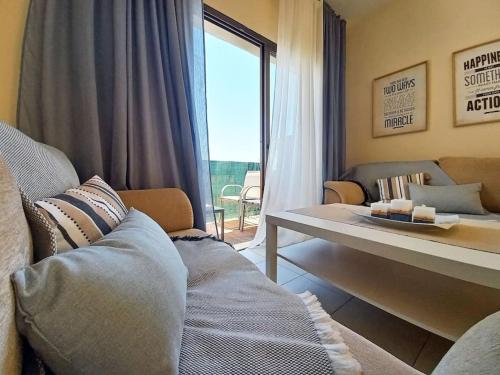 uma sala de estar com um sofá e uma grande janela em Lovely Ap in the Center of Kato Paphos em Pafos