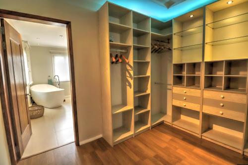 Ванная комната в HappInès Villa 3 bedroom Luxury Villa with private pool, near all amenities and beaches
