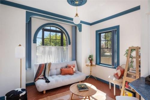 Χώρος καθιστικού στο Cavalo - Explore Wine Country from this Art-filled Family Stay