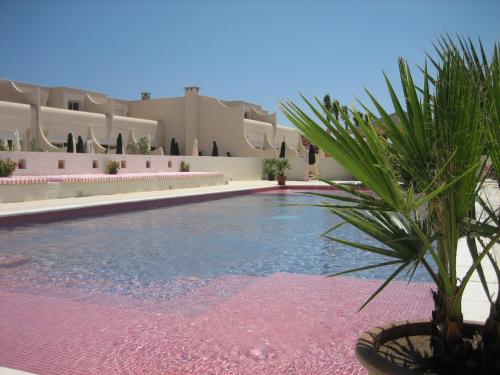 une piscine devant un immeuble dans l'établissement Le Jardin d'EDEN 