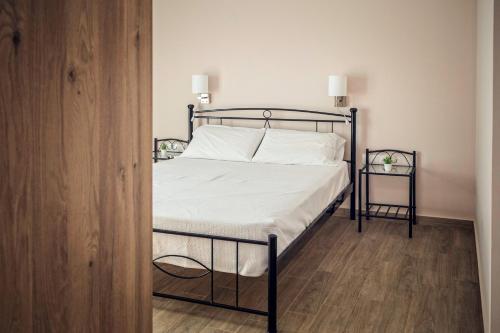 Postel nebo postele na pokoji v ubytování Keros Escape Residencies