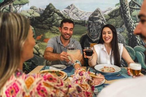 un grupo de personas sentadas alrededor de una mesa comiendo comida en Magic Aqua Rock Gardens, en Benidorm
