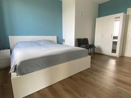 1 dormitorio con 1 cama blanca grande y suelo de madera en Casa Palombella, en Cibottola