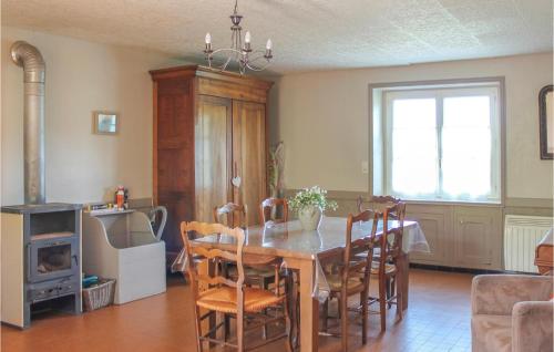 a dining room with a table and chairs at 2 Bedroom Nice Home In Trambly in Trambly