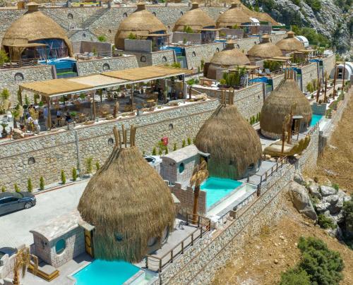 una vista aérea de un complejo con piscina en La Lucci Fethiye, en Karaagac