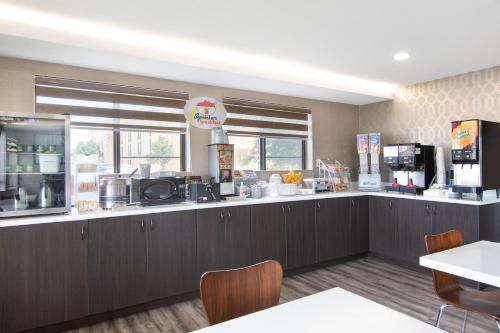 萨利纳萨利纳70号和9号街速8酒店的一间设有柜台和厨房的快餐店
