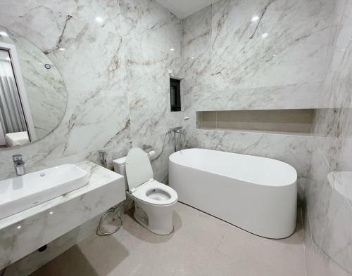 Ett badrum på Nhật Phương Hotel