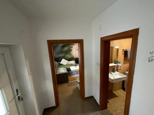 Ένα μπάνιο στο Cozy 1B Apartment Vera-self check in
