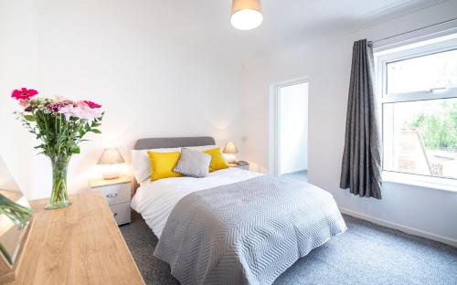 Ένα ή περισσότερα κρεβάτια σε δωμάτιο στο Bright 3 bedroom townhouse near city centre