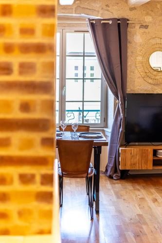 TV a/nebo společenská místnost v ubytování Le 01-GregIMMO-Appart'Hôtel