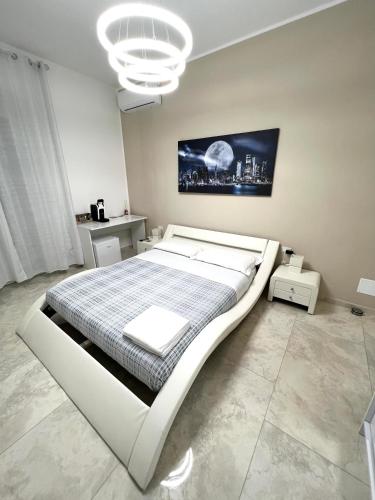 1 dormitorio con 1 cama grande con marco blanco en Circeo Boutique Rooms, en San Felice Circeo