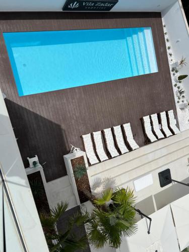 uma vista superior de uma piscina num edifício em Villa Zadar Superior em Zadar