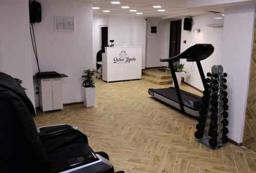 a room with a gym with a treadmill at Idila in Kruševac