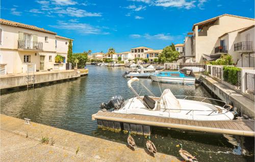 エーグ・モルトにある2 Bedroom Cozy Home In Aigues-Mortesの船が建物のある運河に停泊している