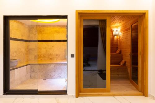 een glazen deur die leidt naar een kamer met een trap bij Villa Vena Kalkan in Kas