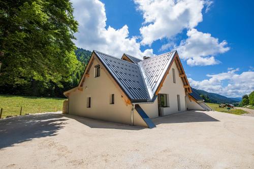 una gran casa blanca con techo de metal en Gîte La Résilience, sur la piste de ski d'Autrans en Autrans