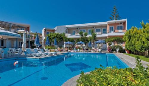 a large swimming pool in front of a hotel at Hotel Koukouras in Stalos