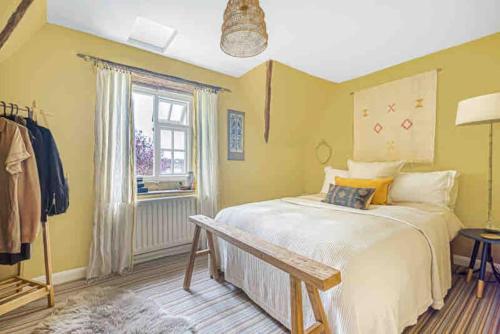 Voodi või voodid majutusasutuse Cotswold Stone Cottage toas