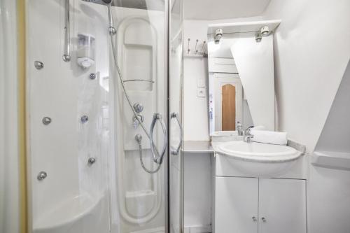 Koupelna v ubytování Room in Studio - Mini Studio Peniche au coeur de Lyon, insolite et calme