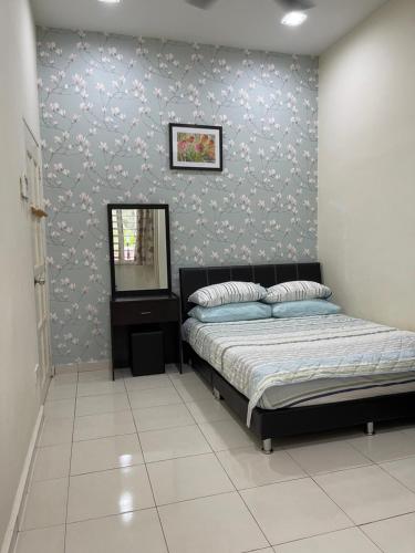sypialnia z łóżkiem i lustrem w obiekcie Magnolia 1 Homestay w mieście Kuala Besut