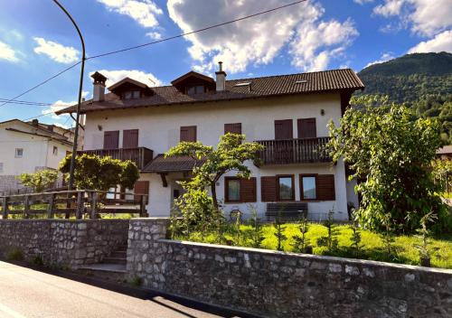 una casa al lado de una carretera en Monolocale Ninetta Dolomiti bellunesi en Belluno