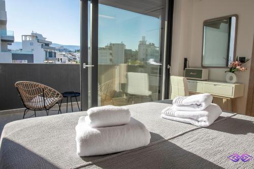 um quarto com uma cama com toalhas em Luxury Penthouse with Acropolis View and Jacuzzi em Atenas