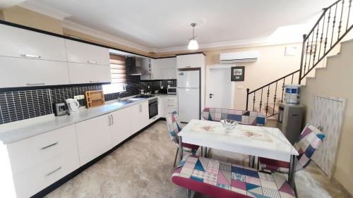 Villa Caretta Carettaにあるキッチンまたは簡易キッチン