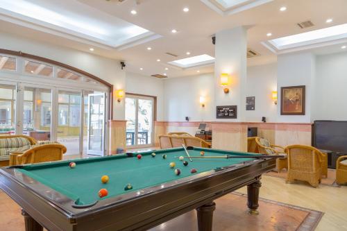 Meja biliard di Happy Hotel Kalkan