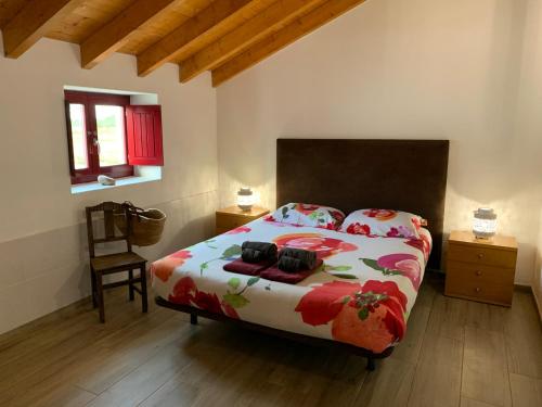 Un dormitorio con una cama y suelo de madera. en Quinta Samor, en Aljezur