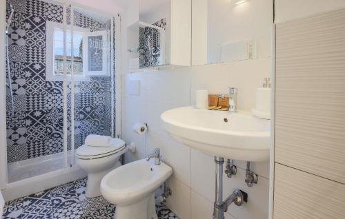 ein weißes Badezimmer mit Toilette und Waschbecken in der Unterkunft Apartments Florence - Florentine Skyline in Florenz