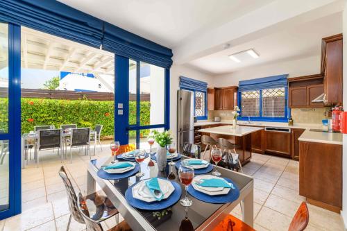 Η κουζίνα ή μικρή κουζίνα στο Villa Serena Springs by Ezoria Villas