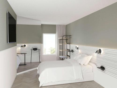 1 dormitorio con cama blanca y escritorio en ibis Styles Paris Poissy, en Poissy