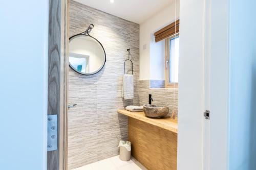 y baño con lavabo y espejo. en The Stables - Luxury Cottage en Dumfries