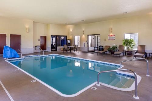 uma grande piscina num quarto de hotel em Best Western Plus Springfield Airport Inn em Springfield