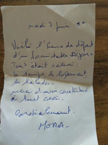 um pedaço de papel com letra nele em Appartement avec parking privatif à Collioure em Collioure