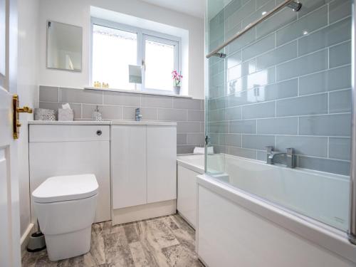 Un baño con inodoro, bañera y lavabo. en Pass the Keys Cheerful and modern one bedroom home with parking, en Shrewsbury