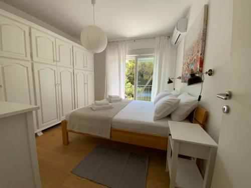 ein Schlafzimmer mit einem großen Bett und einem Fenster in der Unterkunft Park view apartments in Kaštela